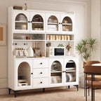 Buffet de cuisine avec étagères ouvertes en bois et porte vitrée cintrée