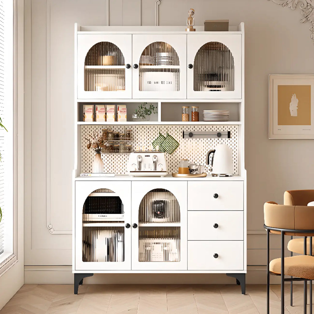 Buffet de cuisine avec étagères ouvertes en bois et porte vitrée cintrée