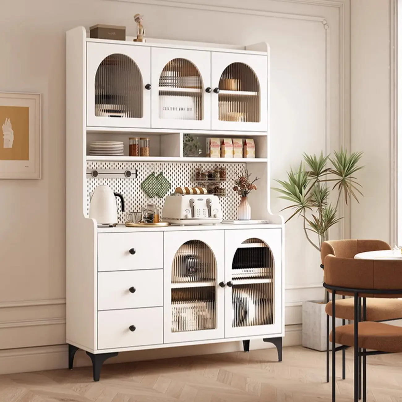 Buffet de cuisine avec étagères ouvertes en bois et porte vitrée cintrée