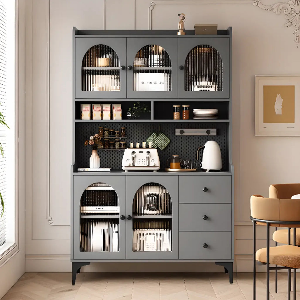 Buffet de cuisine avec étagères ouvertes en bois et porte vitrée cintrée