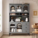 Buffet de cuisine avec étagères ouvertes en bois et porte vitrée cintrée