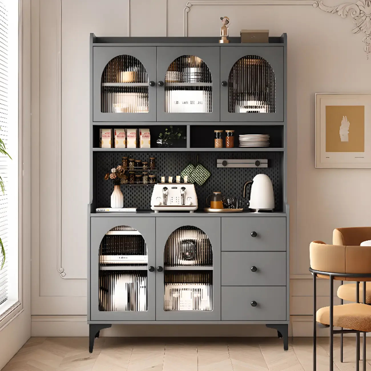 Buffet de cuisine avec étagères ouvertes en bois et porte vitrée cintrée