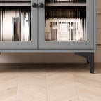 Buffet de cuisine avec étagères ouvertes en bois et porte vitrée cintrée