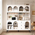 Buffet de cuisine avec étagères ouvertes en bois et porte vitrée cintrée