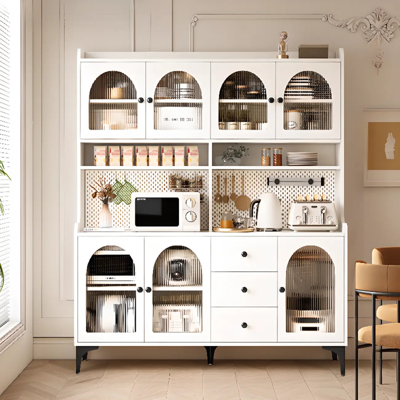 Buffet de cuisine avec étagères ouvertes en bois et porte vitrée cintrée