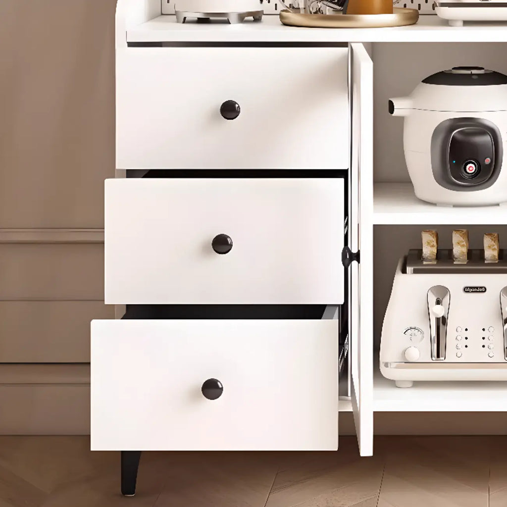 Buffet de cuisine avec étagères ouvertes en bois et porte vitrée cintrée