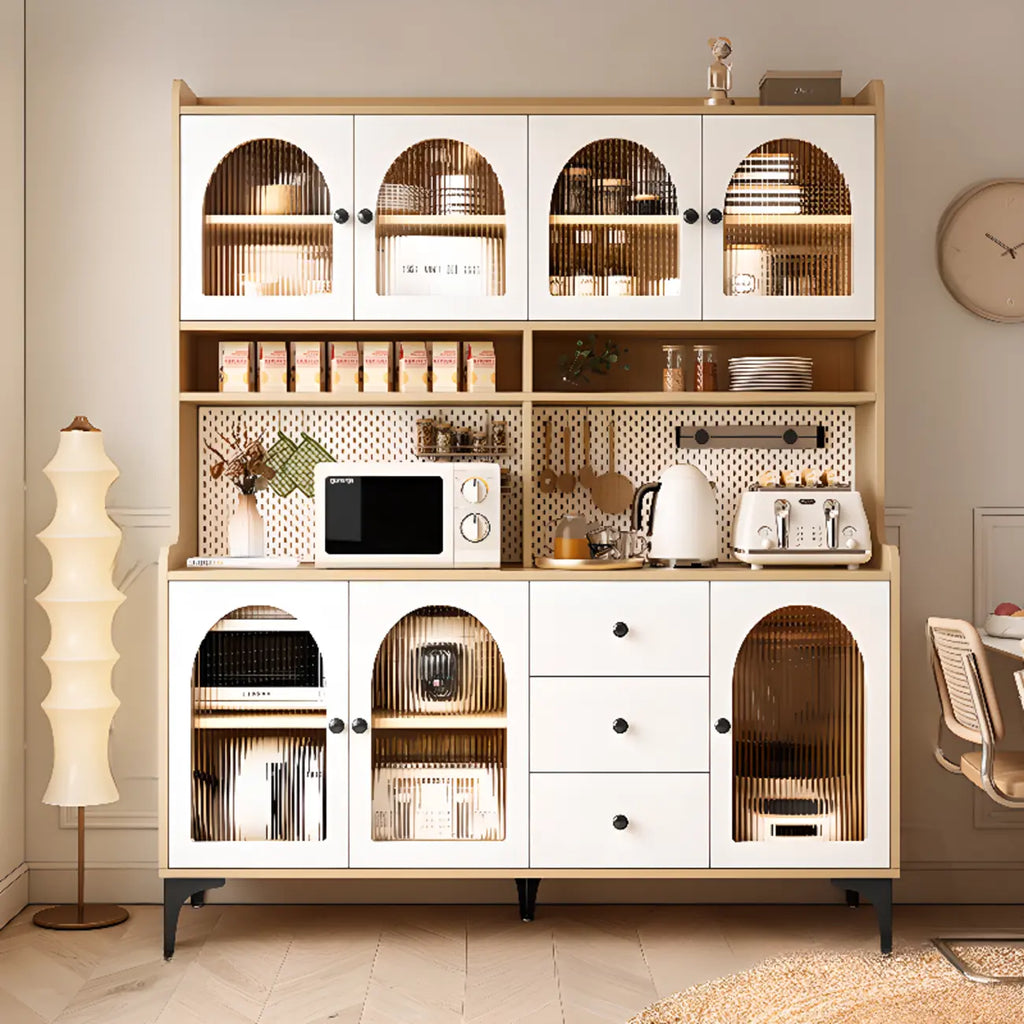 Buffet de cuisine avec étagères ouvertes en bois et porte vitrée cintrée