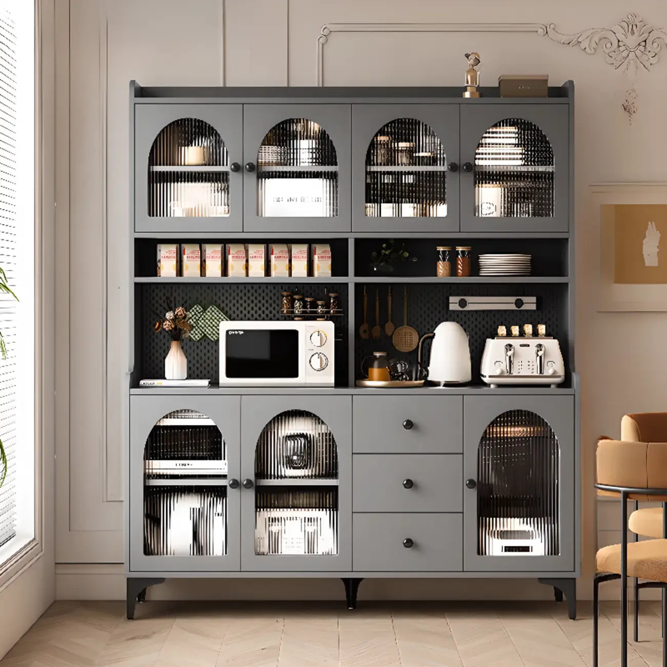 Buffet de cuisine avec étagères ouvertes en bois et porte vitrée cintrée