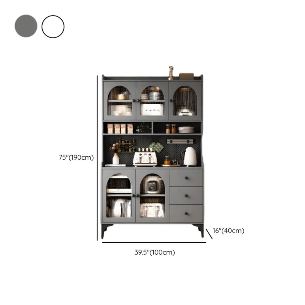 Buffet de cuisine avec étagères ouvertes en bois et porte vitrée cintrée