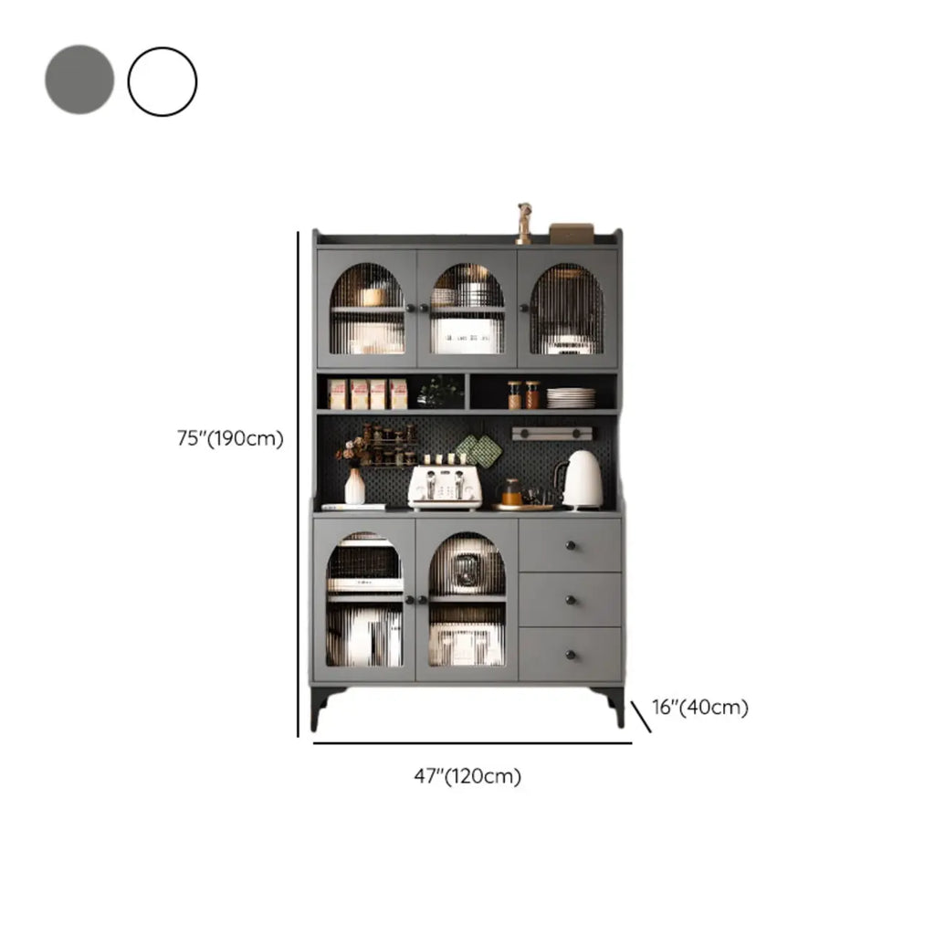 Buffet de cuisine avec étagères ouvertes en bois et porte vitrée cintrée