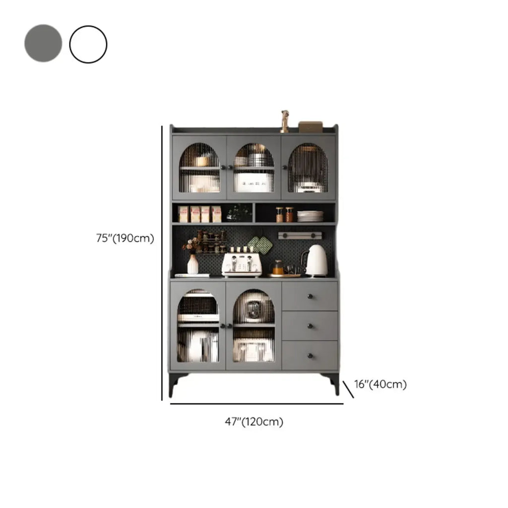 Buffet de cuisine avec étagères ouvertes en bois et porte vitrée cintrée