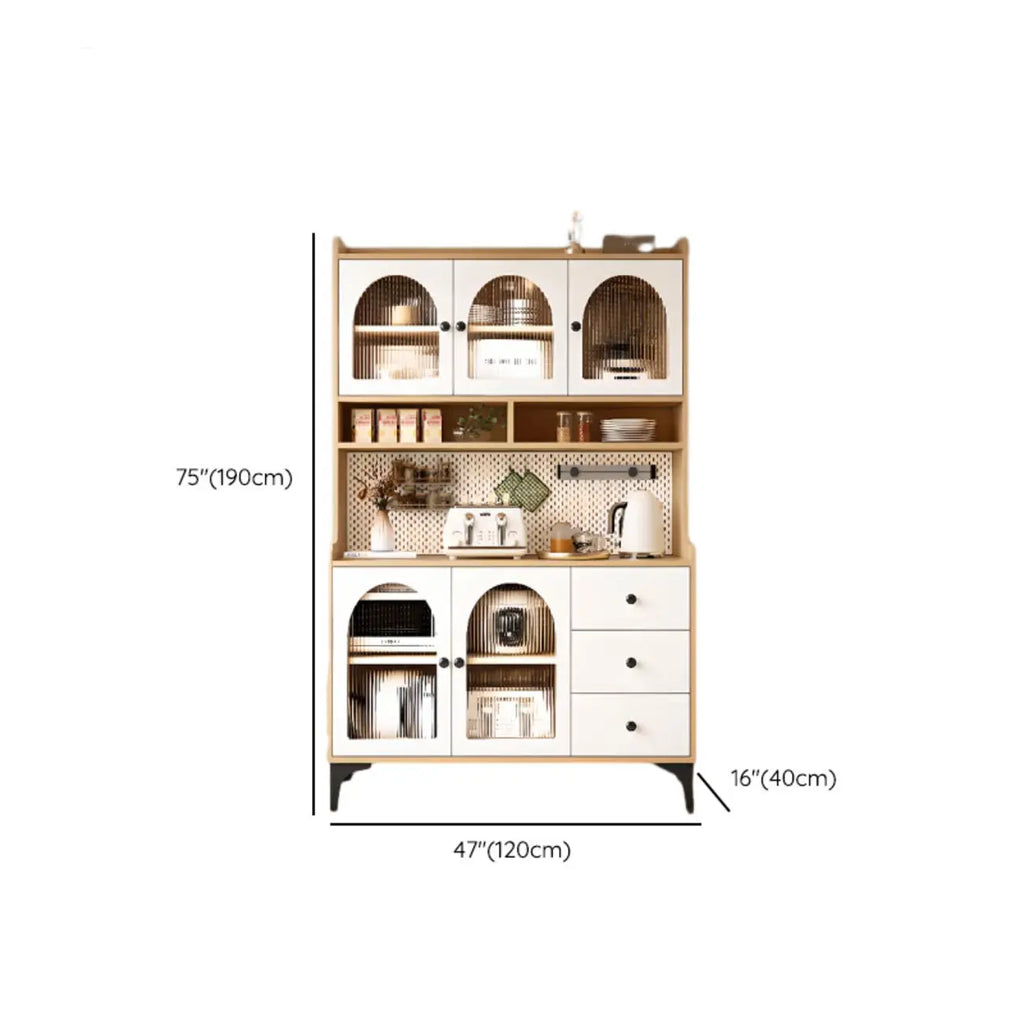 Buffet de cuisine avec étagères ouvertes en bois et porte vitrée cintrée