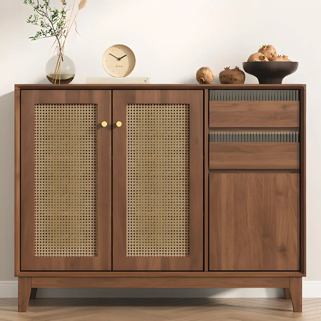 Buffet minimaliste en rotin avec étagères réglables et tiroirs