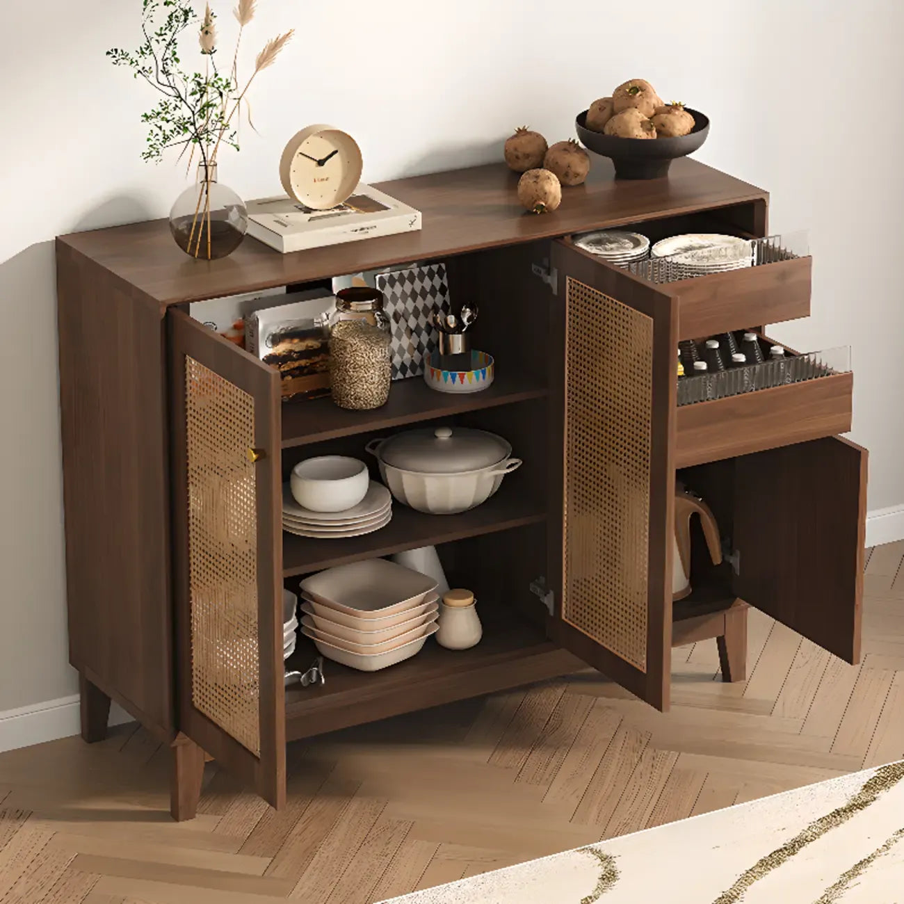 Buffet minimaliste en rotin avec étagères réglables et tiroirs
