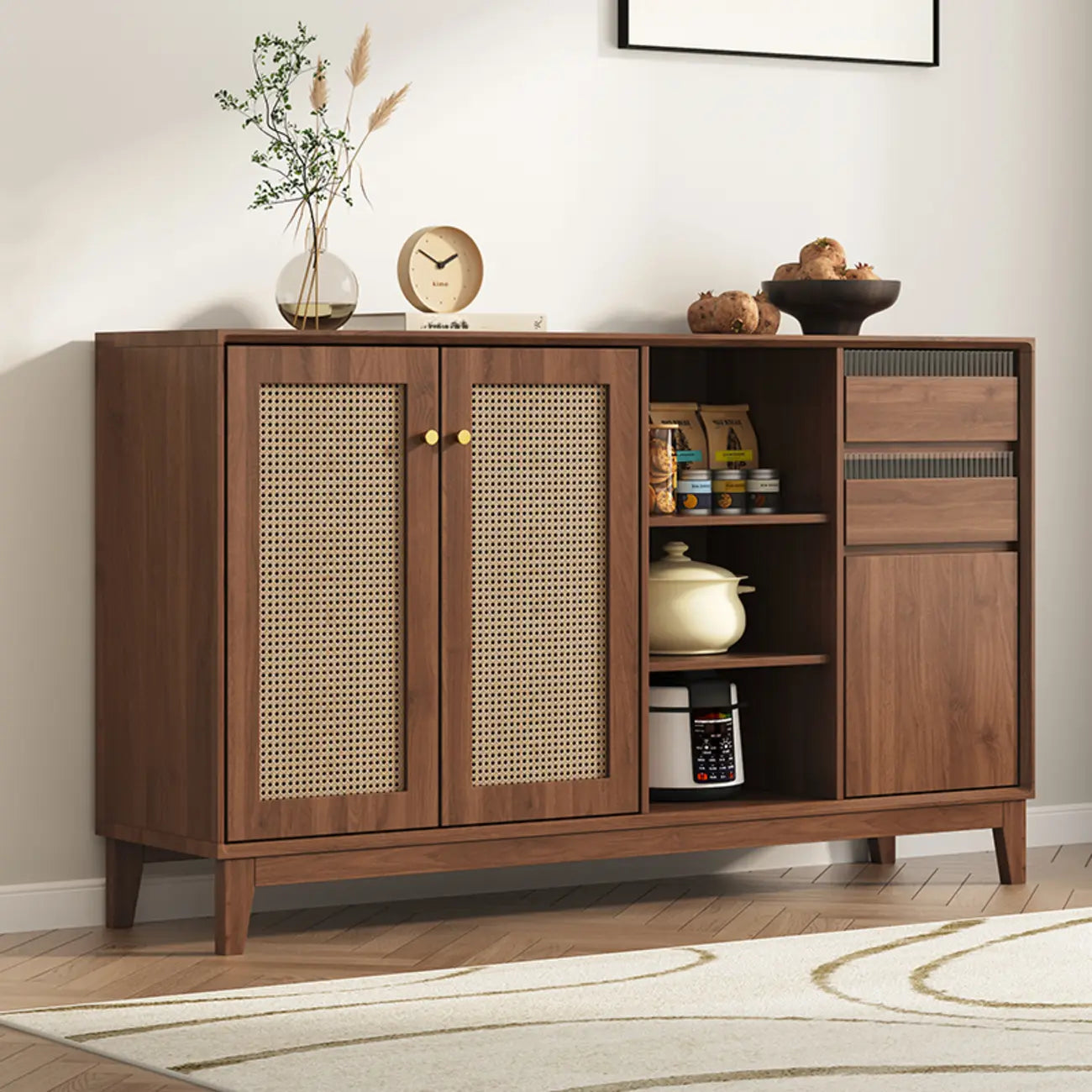 Buffet minimaliste en rotin avec étagères réglables et tiroirs