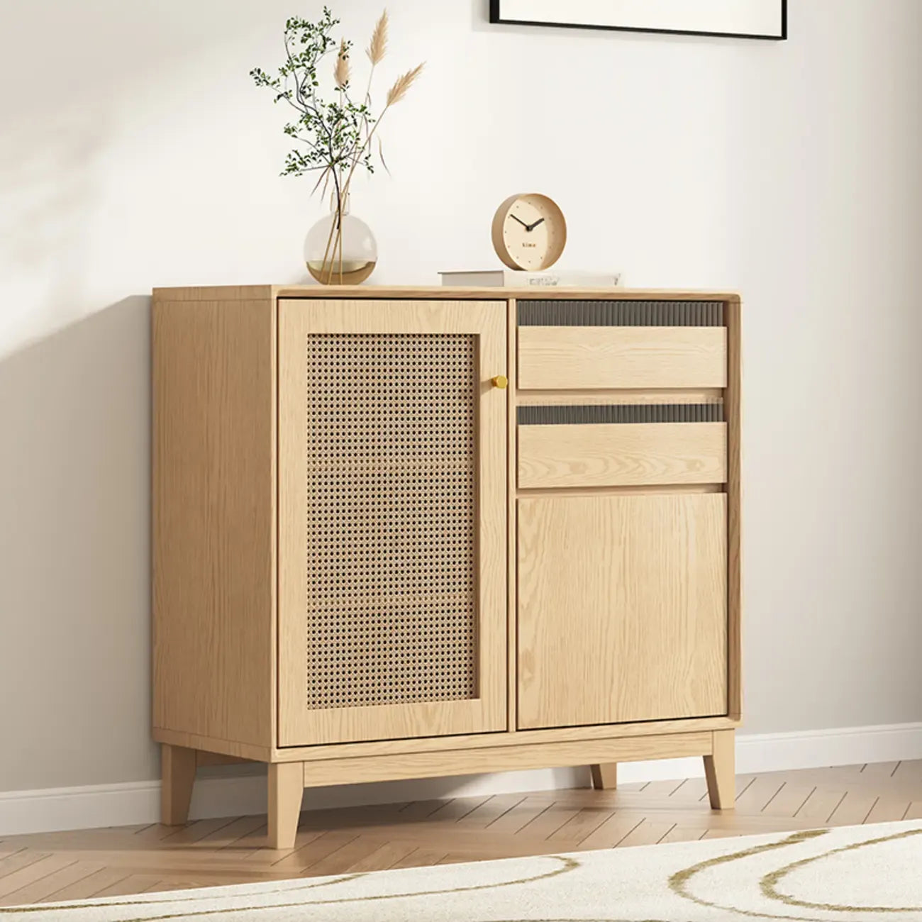 Buffet minimaliste en rotin avec étagères réglables et tiroirs