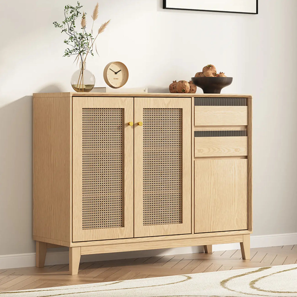 Buffet minimaliste en rotin avec étagères réglables et tiroirs