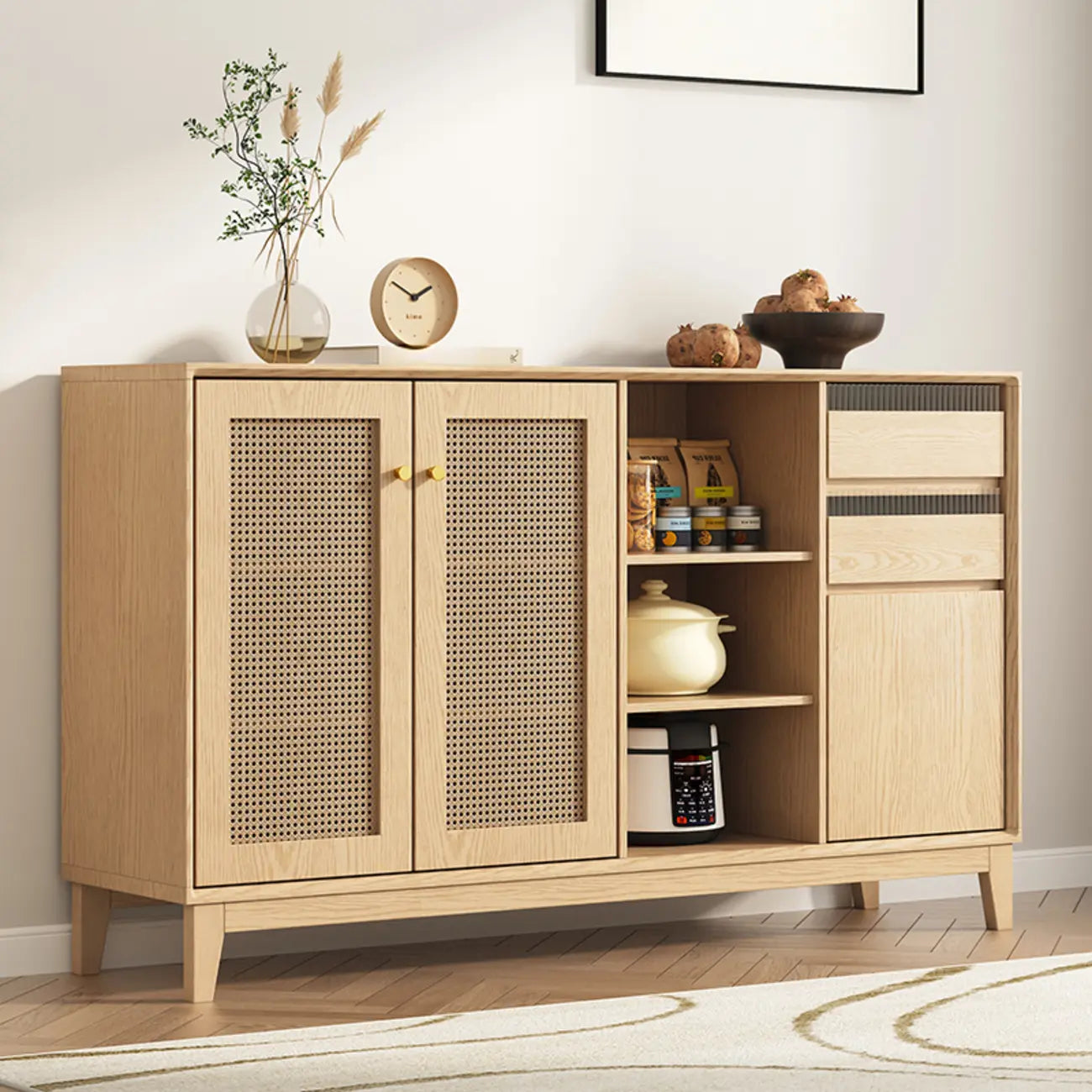 Buffet minimaliste en rotin avec étagères réglables et tiroirs