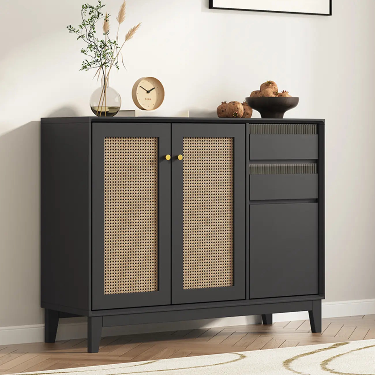 Buffet minimaliste en rotin avec étagères réglables et tiroirs