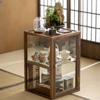 Vitrine moderne en bois brun avec étagères en verre