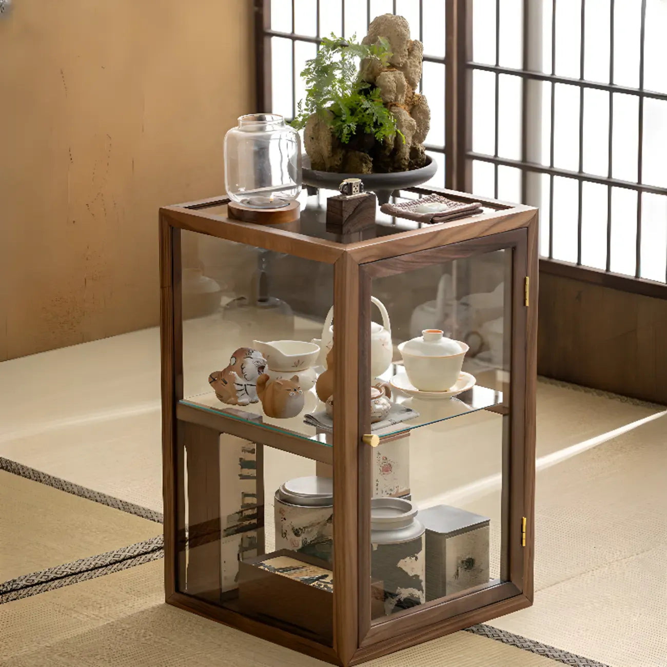 Vitrine moderne en bois brun avec étagères en verre