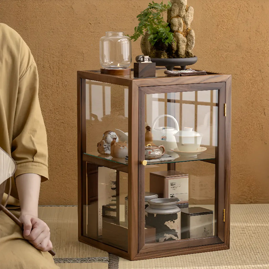 Vitrine moderne en bois brun avec étagères en verre