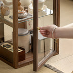 Vitrine moderne en bois brun avec étagères en verre