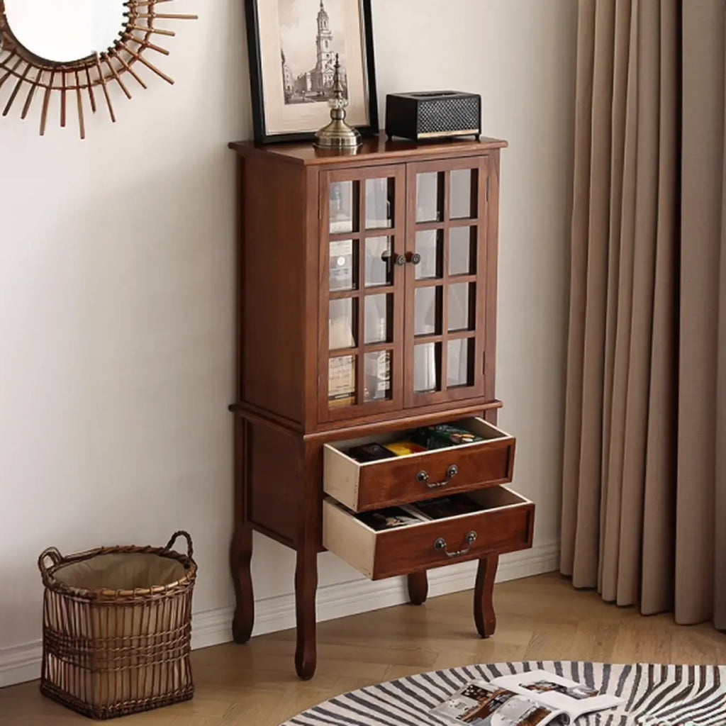 Vitrine en bois brun avec portes vitrées