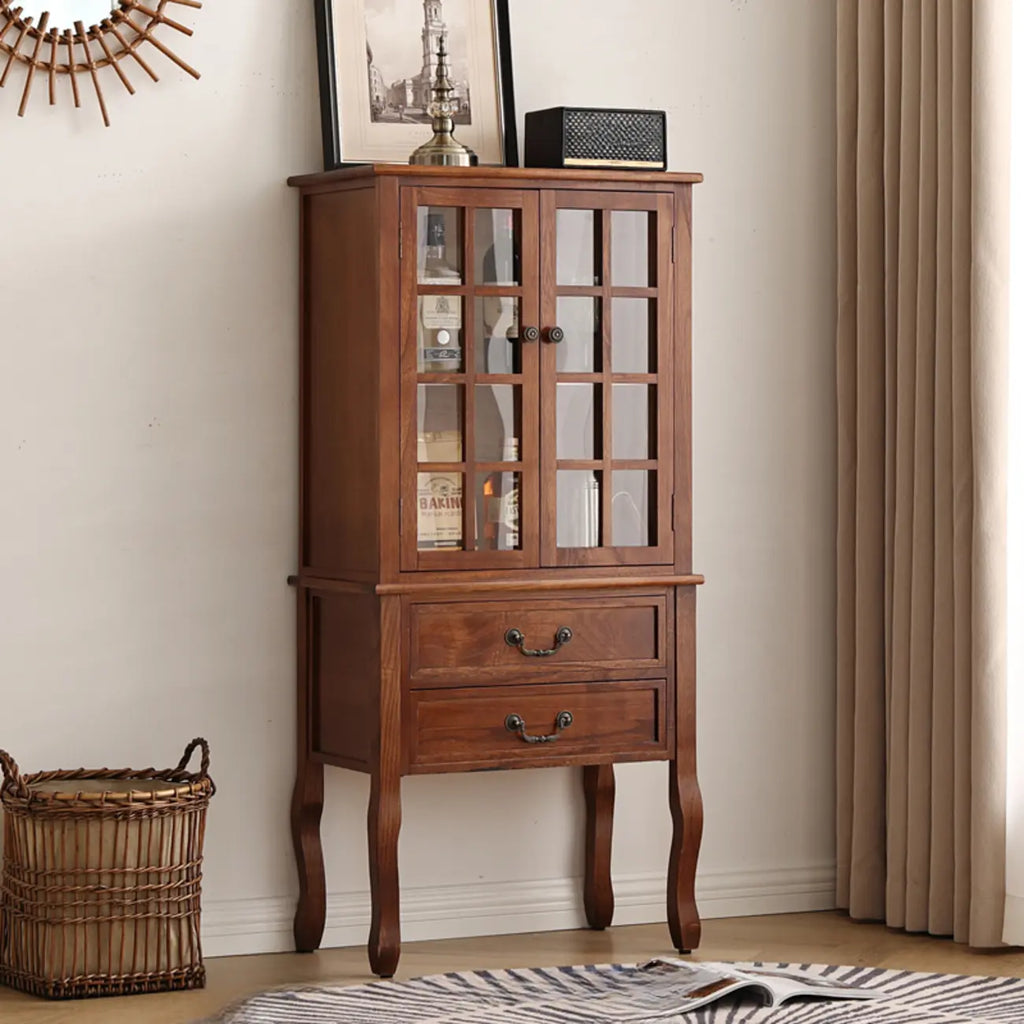 Vitrine en bois brun avec portes vitrées