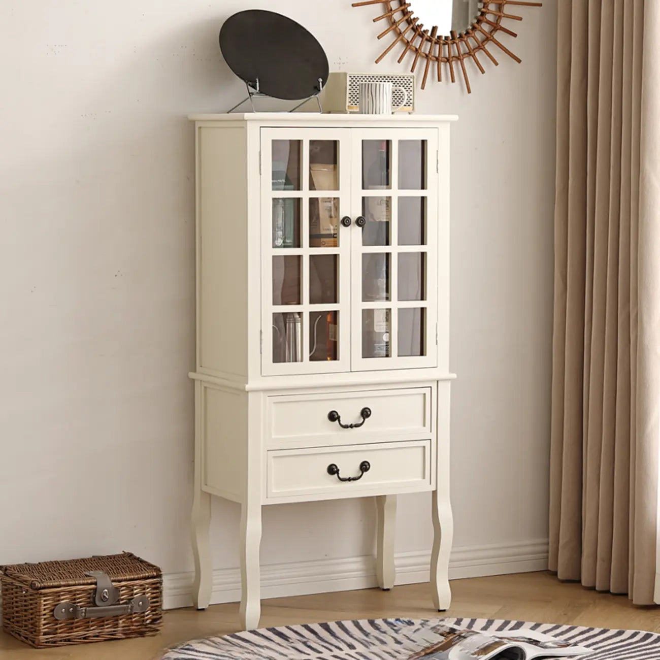 Vitrine en bois brun avec portes vitrées