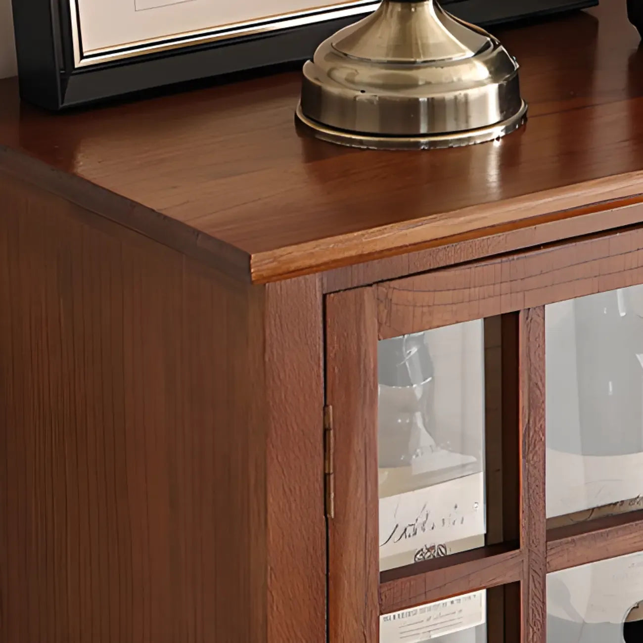 Vitrine en bois brun avec portes vitrées