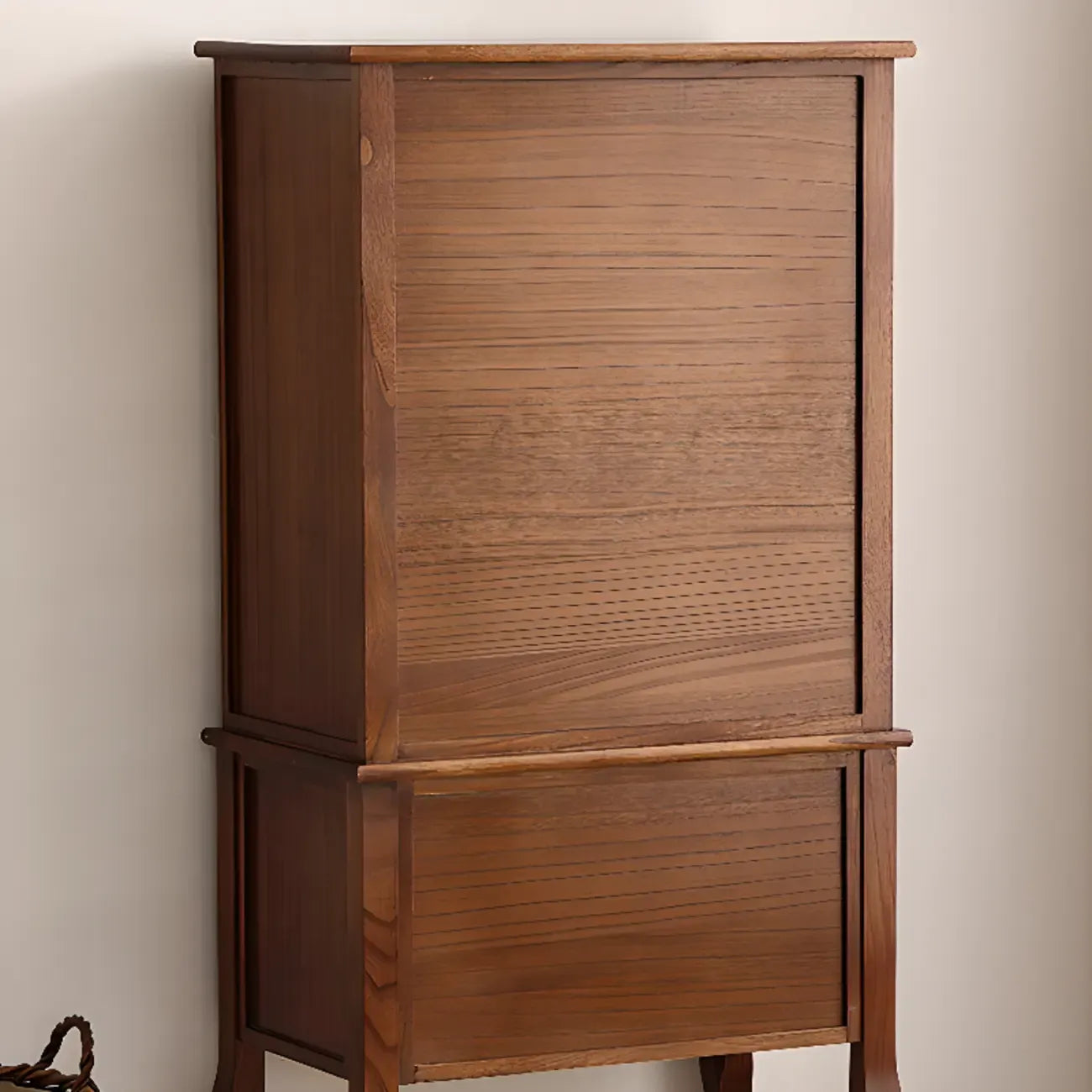 Vitrine en bois brun avec portes vitrées