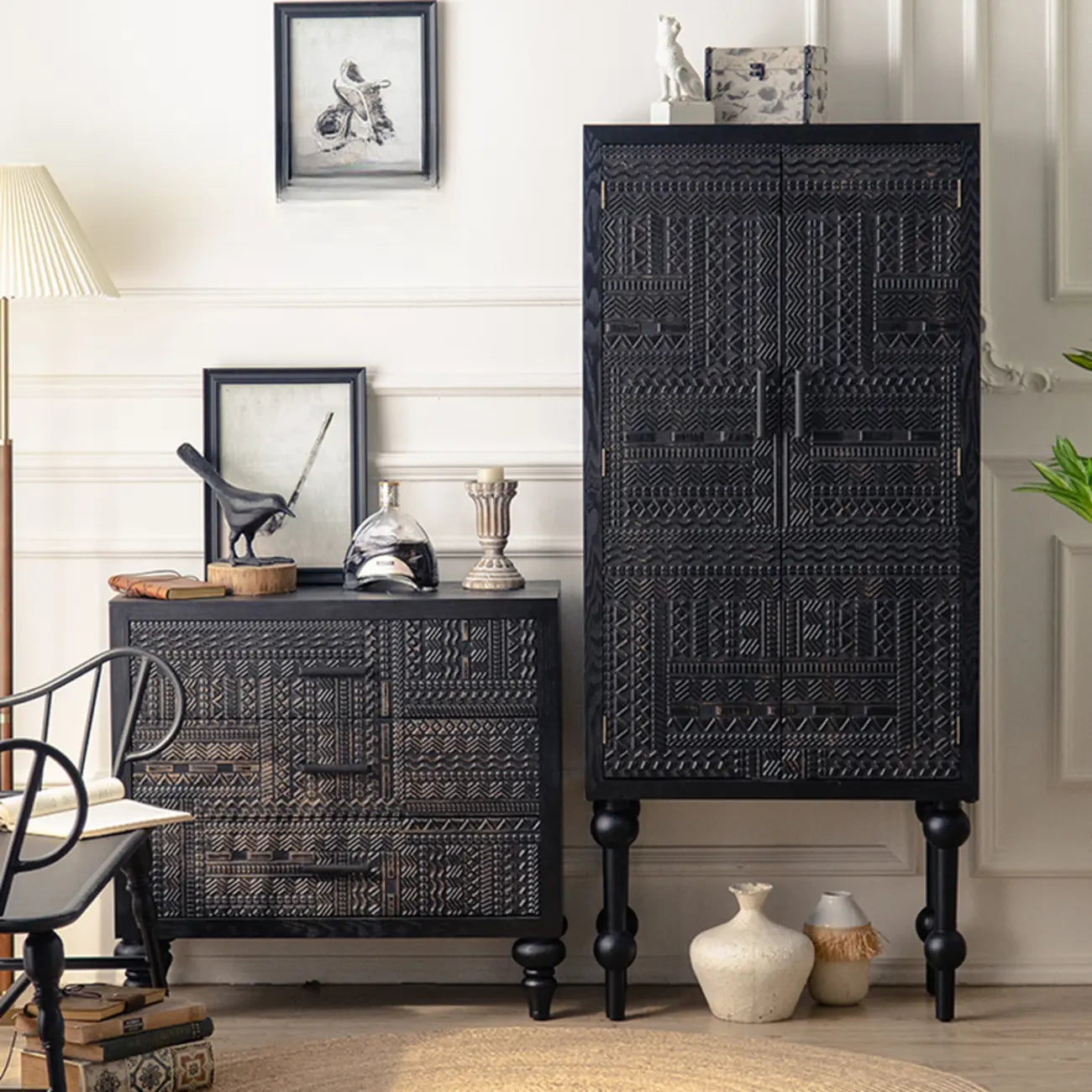 Buffet en bois noir à motif artistique, 3 étagères