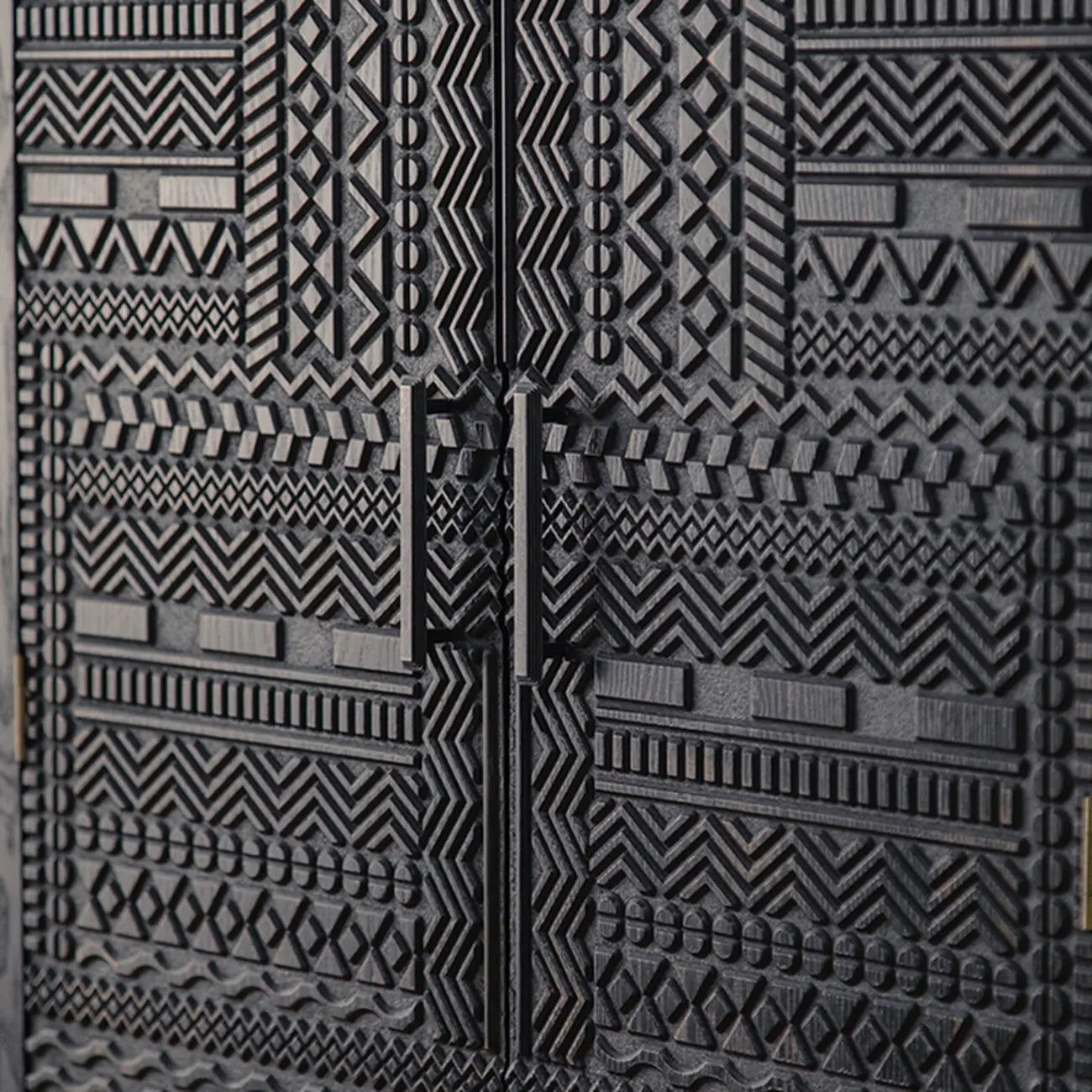 Buffet en bois noir à motif artistique, 3 étagères