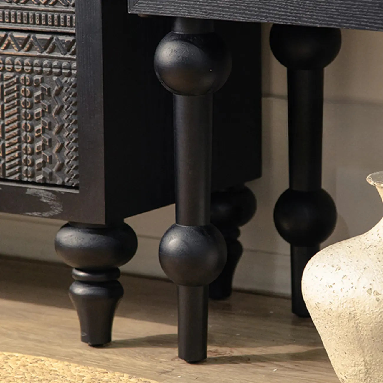 Buffet en bois noir à motif artistique, 3 étagères