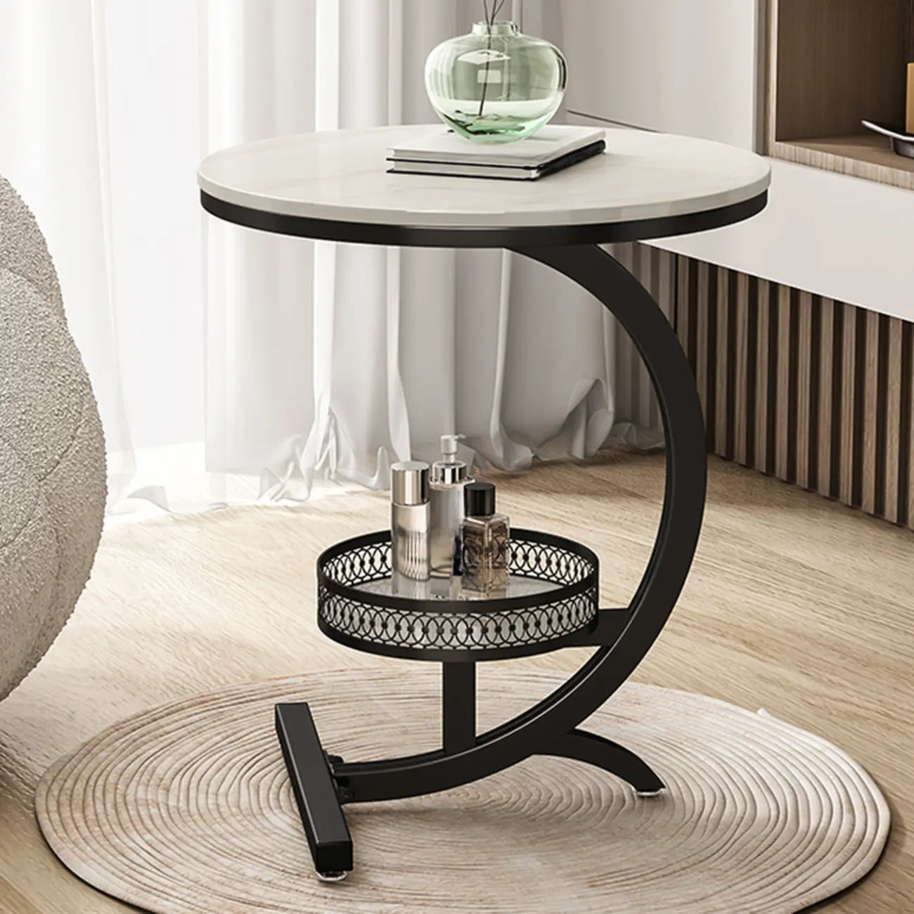 Table d'appoint en forme de C avec plateau en pierre et piètement en métal.