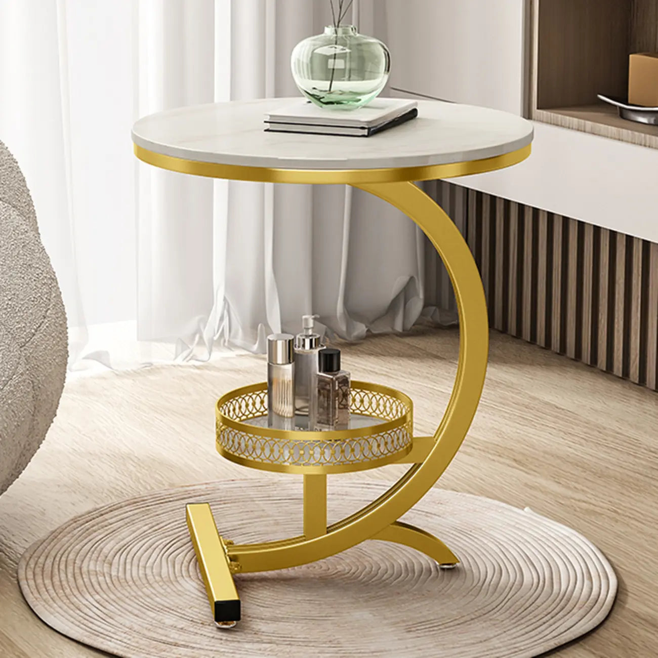 Table d'appoint en forme de C avec plateau en pierre et piètement en métal.
