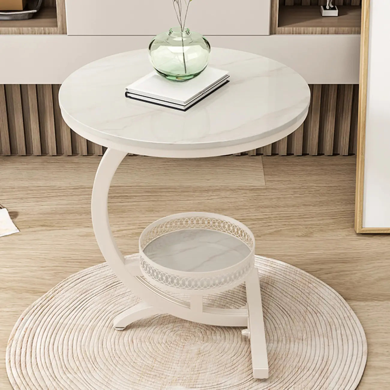 Table d'appoint en forme de C avec plateau en pierre et piètement en métal.
