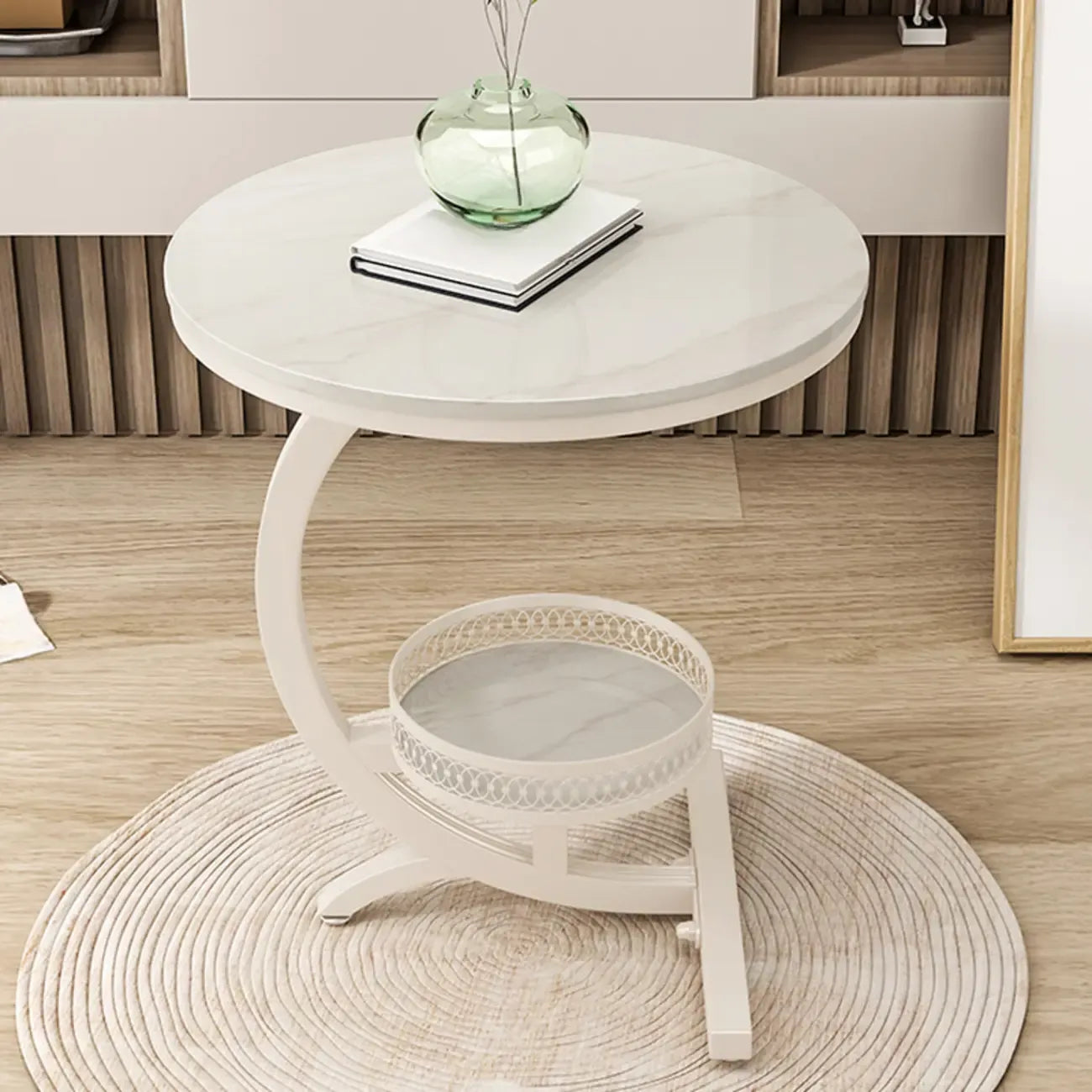 Table d'appoint en forme de C avec plateau en pierre et piètement en métal.