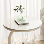 Table d'appoint en forme de C avec plateau en pierre et piètement en métal.