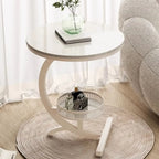 Table d'appoint en forme de C avec plateau en pierre et piètement en métal.