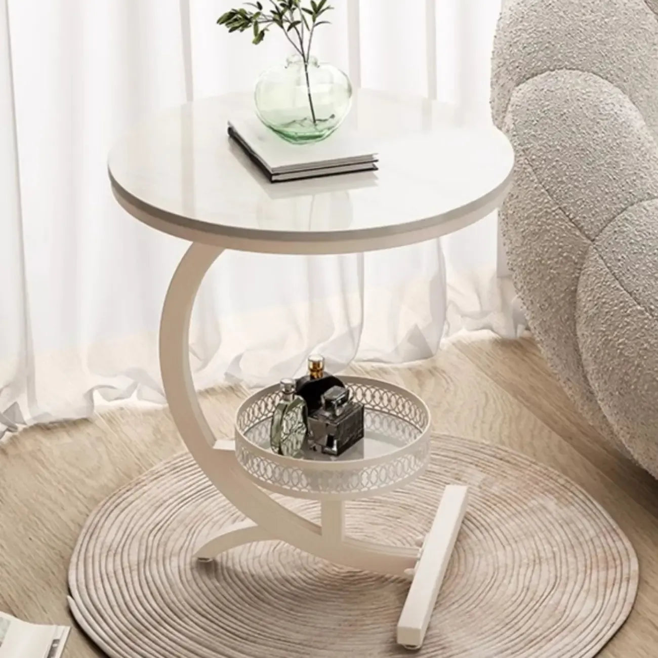 Table d'appoint en forme de C avec plateau en pierre et piètement en métal.