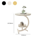 Table d'appoint en forme de C avec plateau en pierre et piètement en métal.