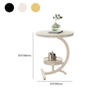 Table d'appoint en forme de C avec plateau en pierre et piètement en métal.