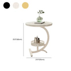 Table d'appoint en forme de C avec plateau en pierre et piètement en métal.