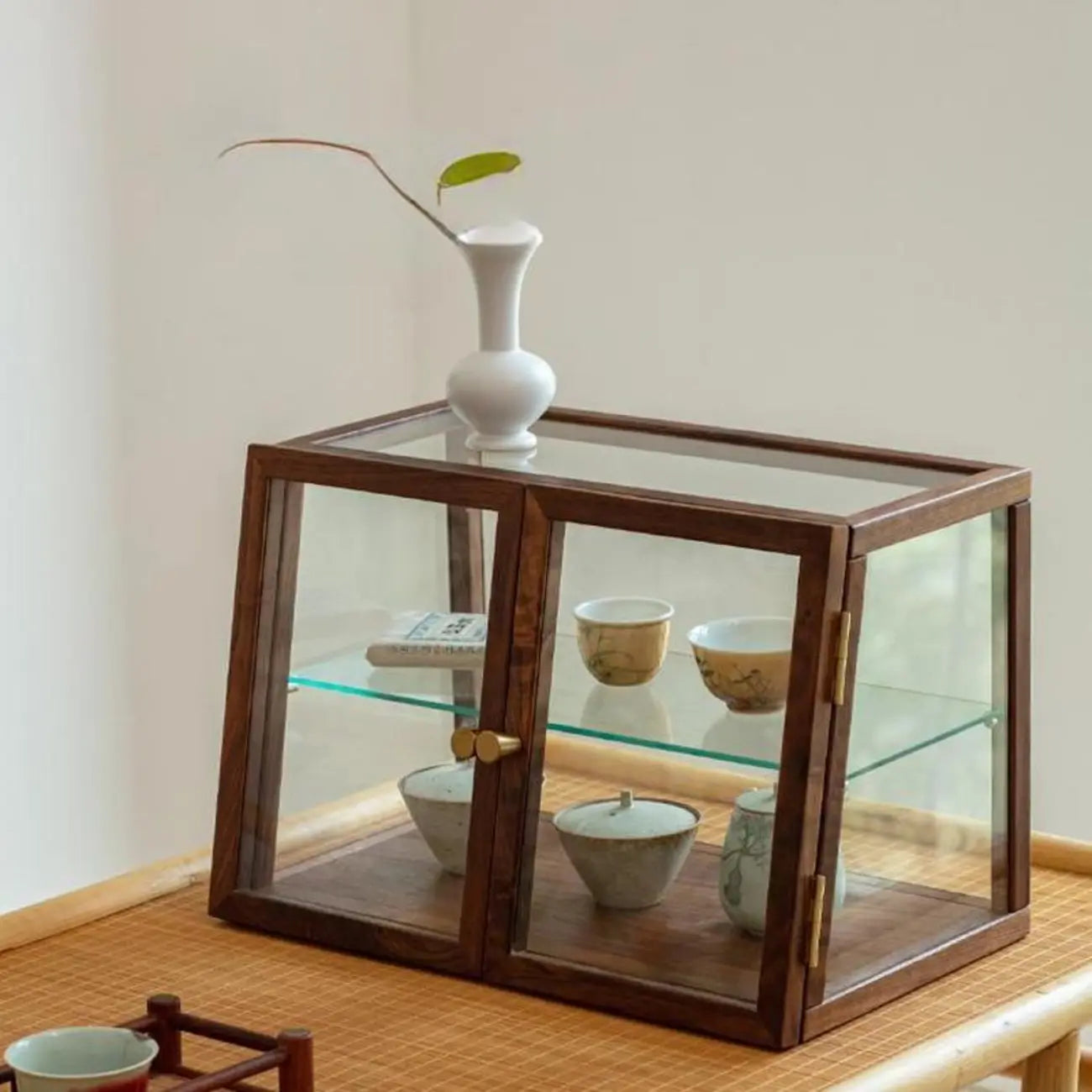 Vitrine minimaliste à deux niveaux en bois et verre pour table