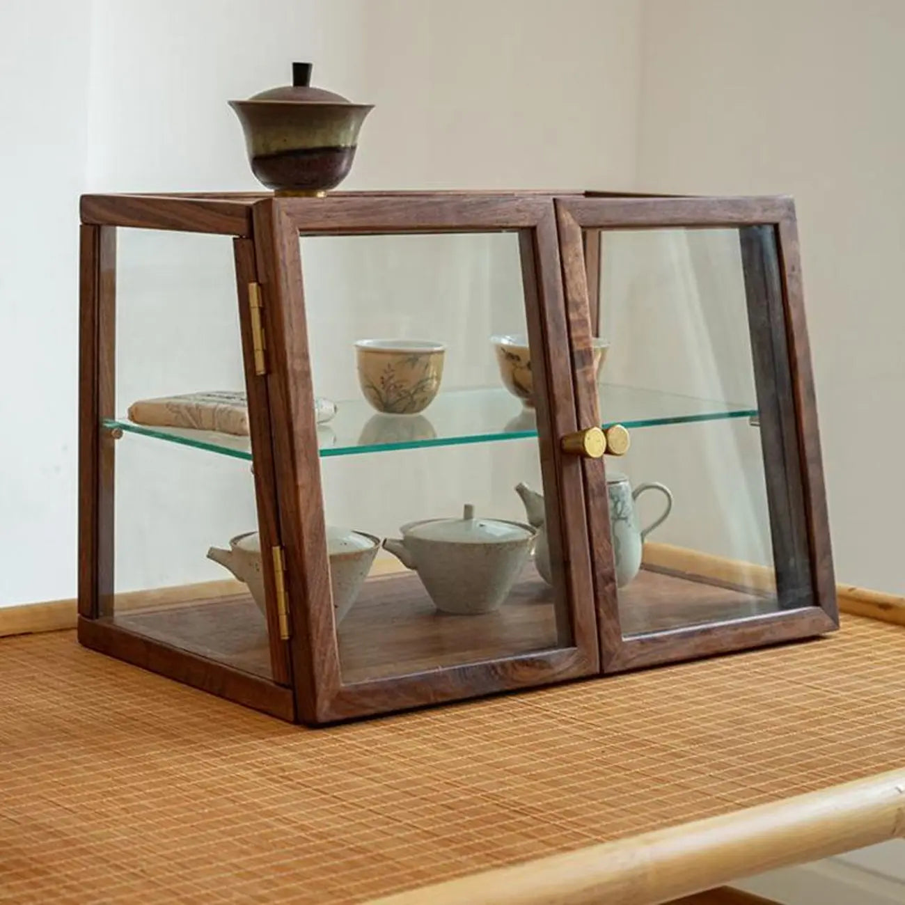 Vitrine minimaliste à deux niveaux en bois et verre pour table
