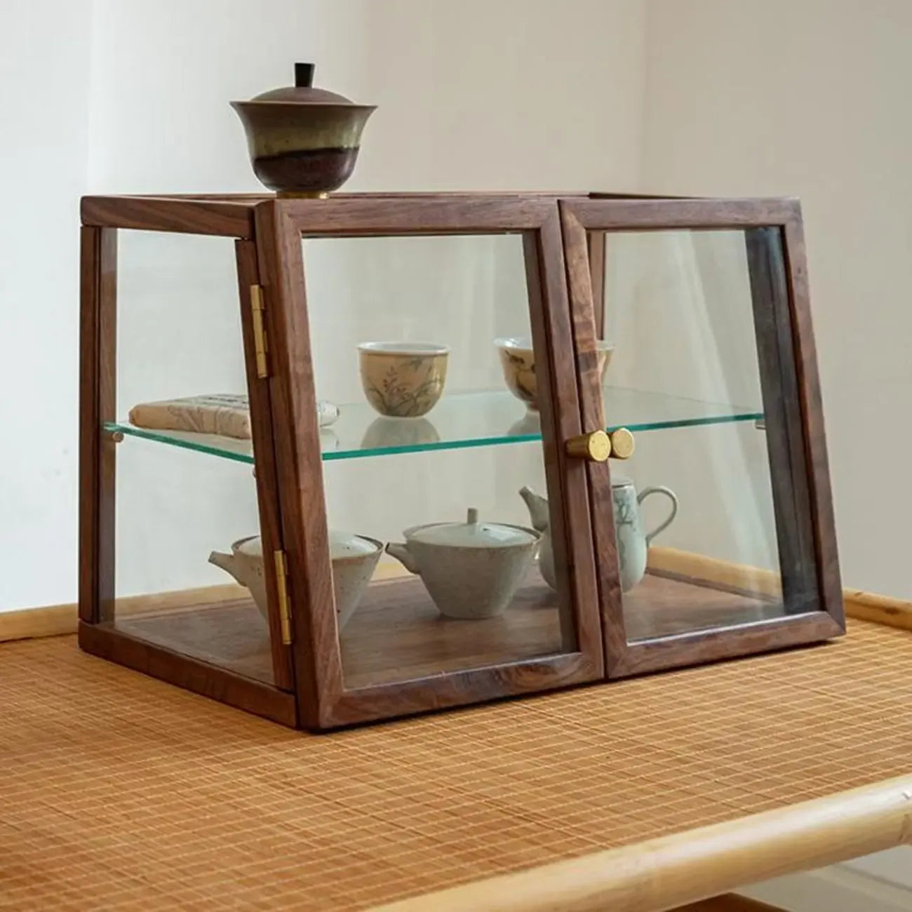 Vitrine minimaliste à deux niveaux en bois et verre pour table