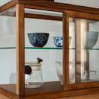 Vitrine minimaliste à deux niveaux en bois et verre pour table
