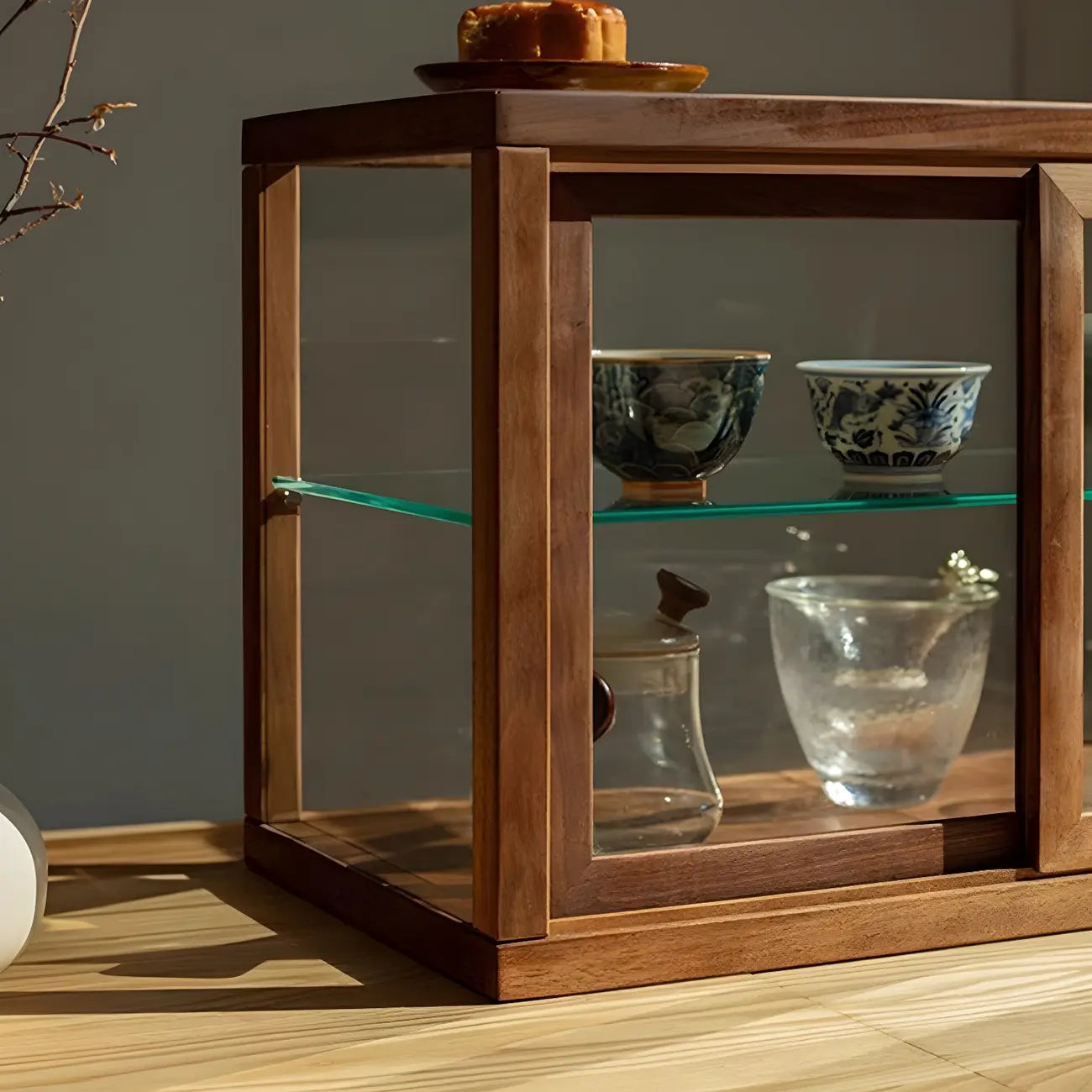 Vitrine minimaliste à deux niveaux en bois et verre pour table